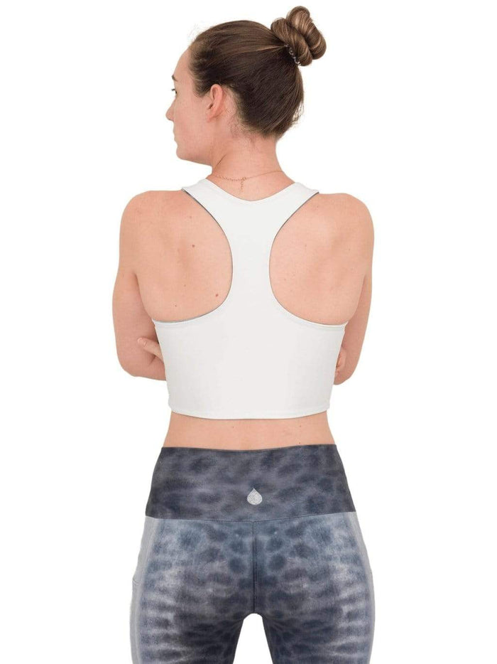 Model: Laura is our Chief Product Officer at Waterlust, a scuba diver, kiter and recreational yogi. She is 5’10, 147 lbs, 34B and is wearing a S top and M legging.