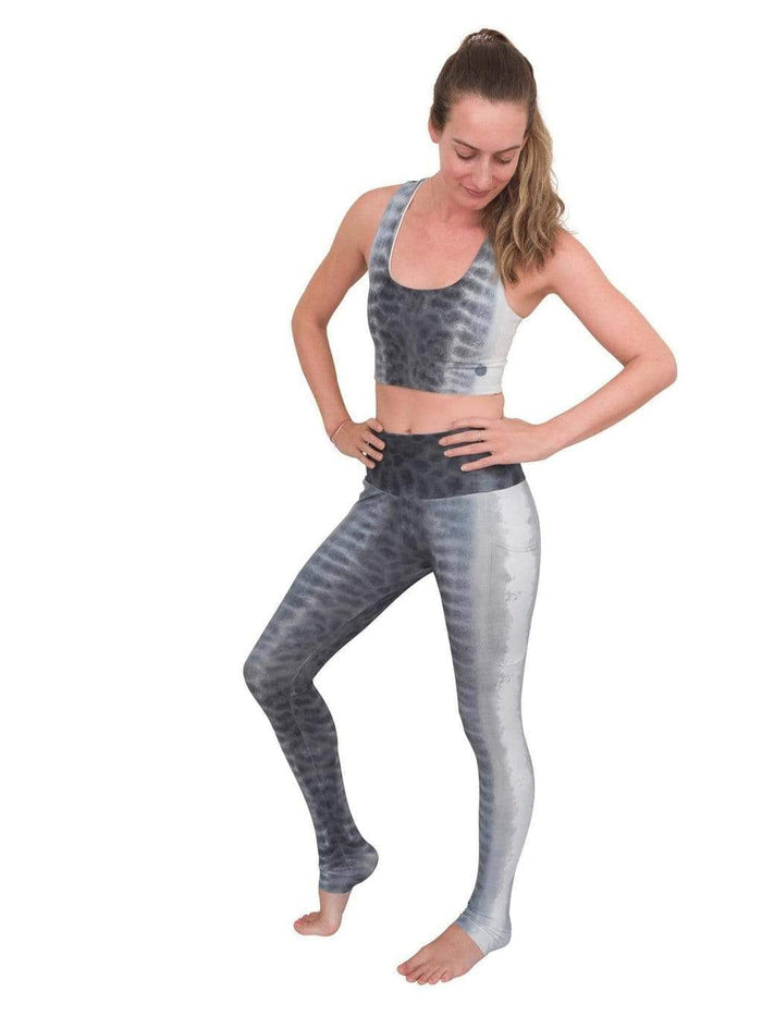 Model: Laura is our Chief Product Officer at Waterlust, a scuba diver, kiter and recreational yogi. She is 5’10, 147 lbs, 34B and is wearing a S top and M legging.