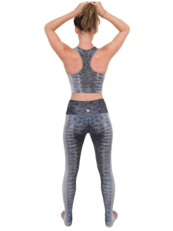 Model: Laura is our Chief Product Officer at Waterlust, a scuba diver, kiter and recreational yogi. She is 5’10, 147 lbs, 34B and is wearing a S top and M legging.