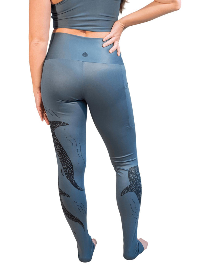 Model: Allyson is a coral biologist. She is 5'4", 145lbs and is wearing a size M legging.