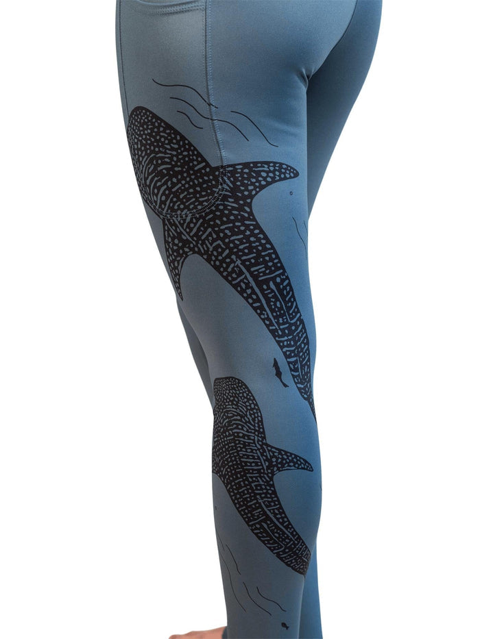 Model: Allyson is a coral biologist. She is 5'4", 145lbs and is wearing a size M legging.