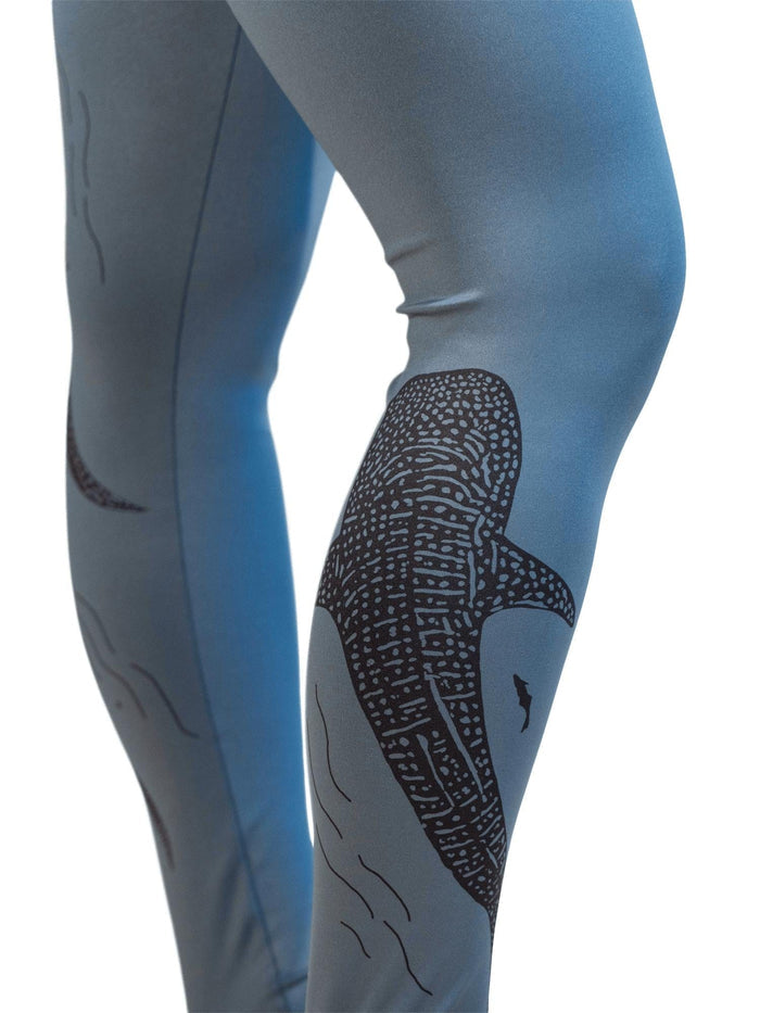Model: Allyson is a coral biologist. She is 5'4", 145lbs and is wearing a size M legging.