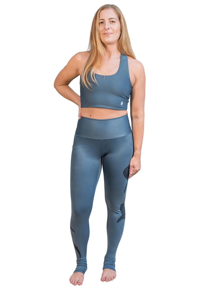 Model: Allyson is a coral biologist. She is 5'4", 145lbs and is wearing a size M legging.