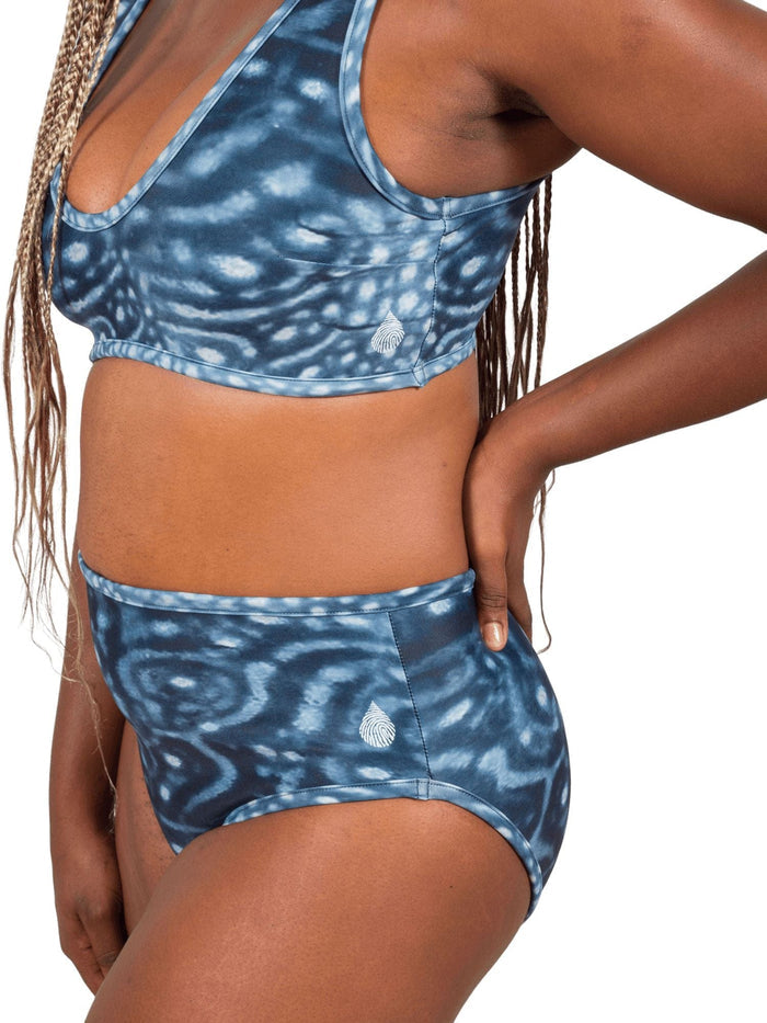 Model: Kayelyn is a marine biologist and underwater photographer. She is 5'4, 146 lbs, 34C and is wearing a size M Scoop Bikini Top and a M High-Waisted Bikini Bottom.