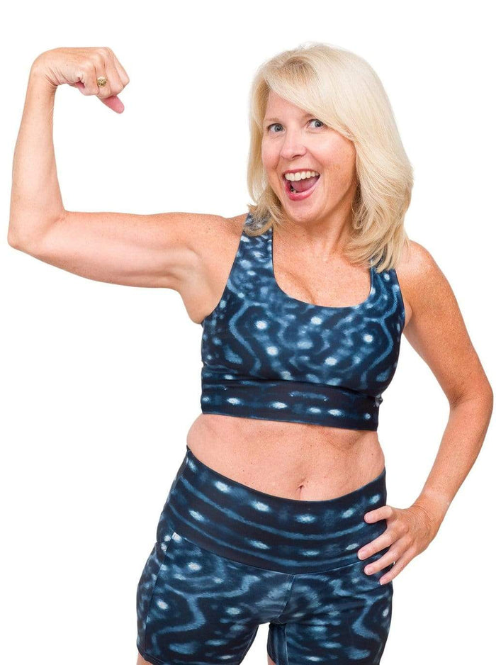 Model: Amy is an active environmental volunteer and divemaster. She is 5'3", 128 lbs, 36B and is wearing a L legging and M top.
