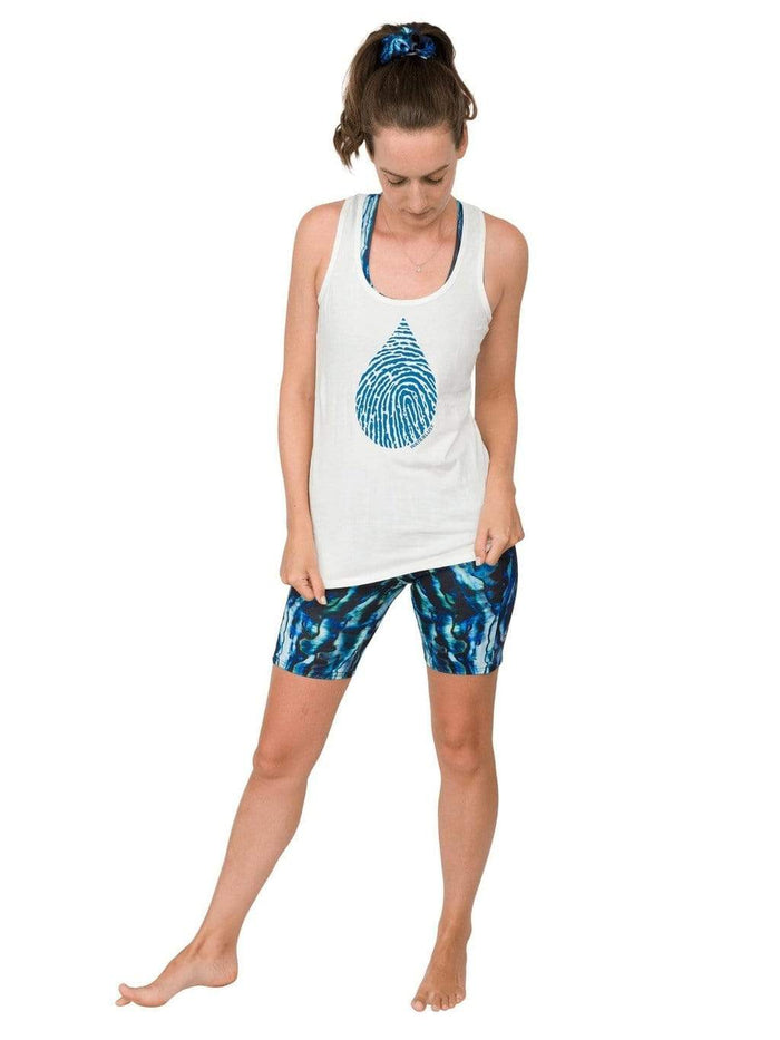 Model: Laura is our Chief Product Officer at Waterlust, a scuba diver, kiter and recreational yogi. She is 5’10, 147 lbs, 34B and is wearing a size M tank and M shorts.