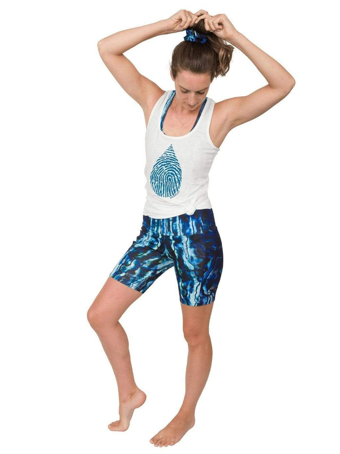 Model: Laura is our Chief Product Officer at Waterlust, a scuba diver, kiter and recreational yogi. She is 5’10, 147 lbs, 34B and is wearing a size M tank.