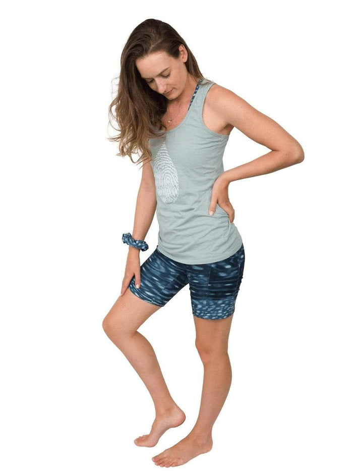 Model: Laura is our Chief Product Officer at Waterlust, a scuba diver, kiter and recreational yogi. She is 5’10, 147 lbs, 34B and is wearing a size M tank.