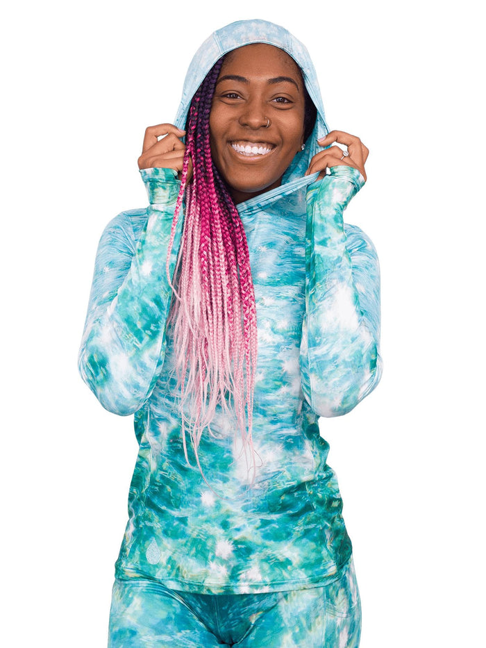 Model: Carlee is a shark & sea turtle scientist and co-founder of Minorities in Shark Sciences. She is 5’7”, 145 lbs, 36C and is wearing a S sun shirt and M legging.