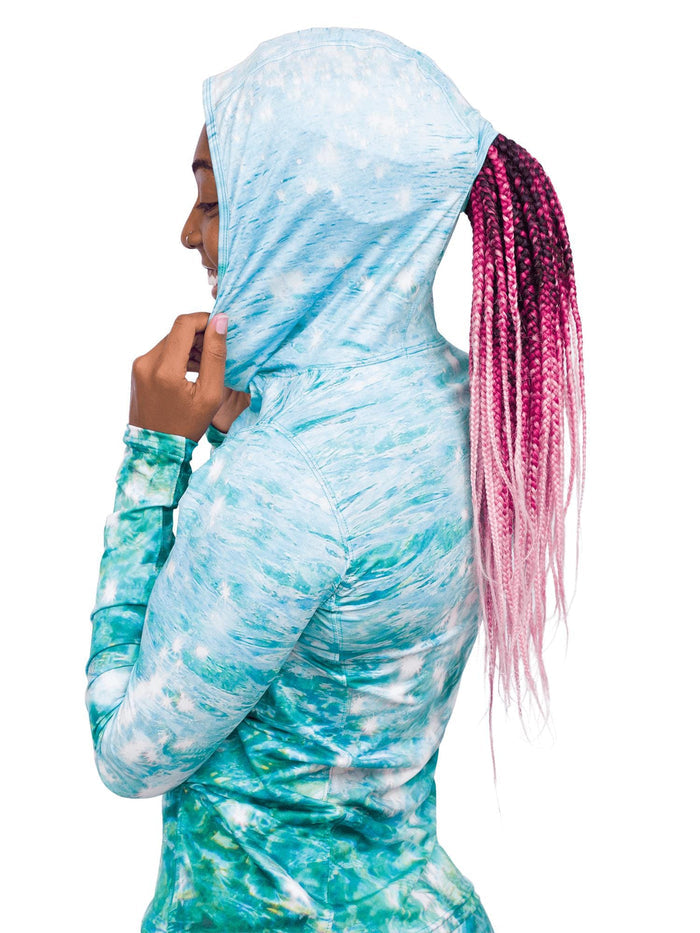 Model: Carlee is a shark & sea turtle scientist and co-founder of Minorities in Shark Sciences. She is 5’7”, 145 lbs, 36C and is wearing a S, while showing off the ponytail slot in the hood.