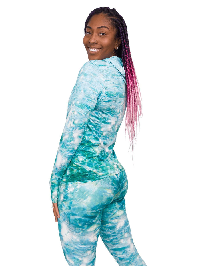 Model: Carlee is a shark & sea turtle scientist and co-founder of Minorities in Shark Sciences. She is 5’7”, 145 lbs, 36C and is wearing a S sun shirt and M legging.
